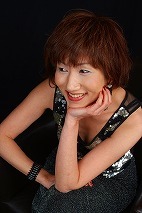 KyokoKawamura's profile picture. 京阪神のライブを中心にジャズを歌っています。スケジュール等はブログに随時載せています。
好きなもの
アンティークな建物、骨董屋さん、レトロで美しいものはなんでも大好き、そして落語と猫、モノクロの写真など