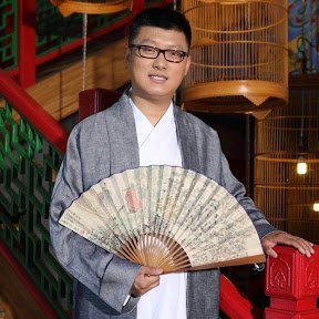 袁腾飞,知名历史老师,泰学传媒独家签约文化人。他以幽默犀利的灵活多变的授课语言向学生们传授历史知识,被某些大陆网友奉为“史上最牛的历史老师”。
读历史即是读人心,欢迎订阅哦!