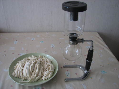 名前通り、うどんとコーヒーが好きな２児の親父です。うどんは食べ歩いてますが、コーヒーは決まった焙煎工場で購入していて、全くカフェ巡りはしていません（笑）
