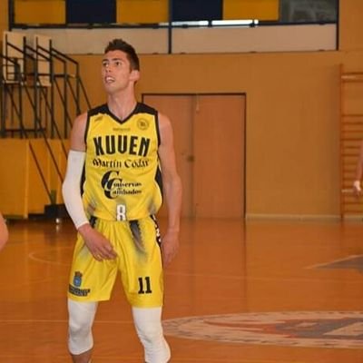 jugador del @xuven con el 8 en la espalda y hasta la última gota de sudor 💪💪🏀