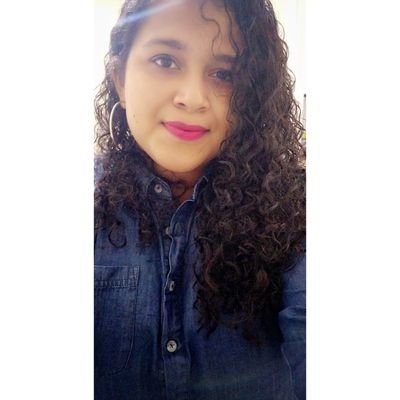 CurlyAndDimpled's profile picture. 27 | Economist | Working Woman