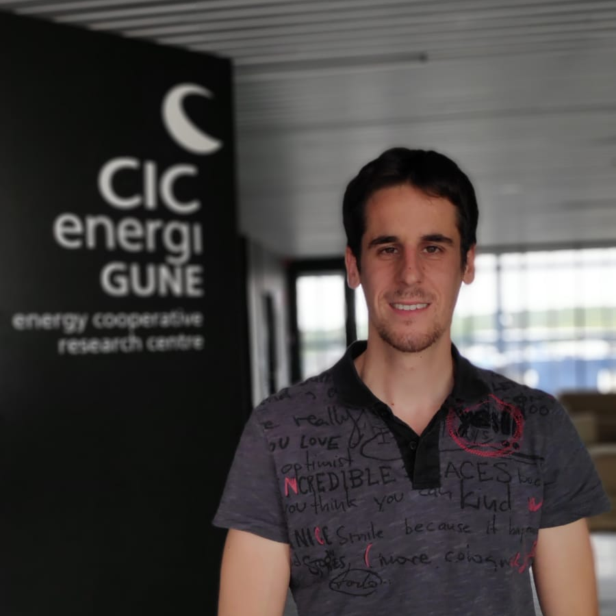 PhD working on Li-ion batteries, focused on cathode structure analysis based on XRD, NMR and DFT techniques.