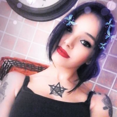 Aquellos que te hieren terminaran destruyéndose asi mismos...
La elegancia del negro...
Metal siempre ...