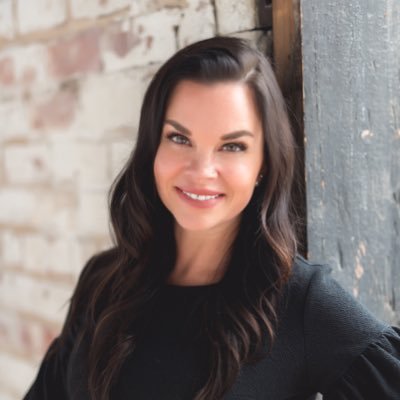 Supermom. Community builder. Connector. Yogi. Runner. Lover of the arts, food & wine.