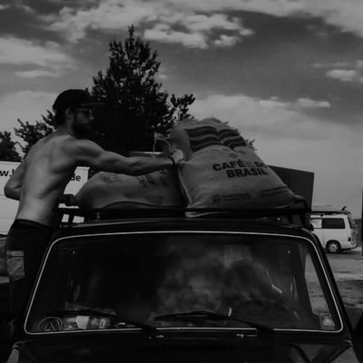 𝑫𝒖𝒍𝒄𝒆 𝑐𝑜𝑚𝑜 𝑒𝑙 𝑐𝘩𝑜𝑐𝑜𝑙𝑎𝑡𝑒, 𝑠𝑖𝑚𝑝𝑙𝑒𝑚𝑒𝑛𝑡𝑒 𝑛𝑜 𝒎𝒖𝒆𝒓𝒅𝒂𝒔 𝒎𝒂́𝒔 𝒅𝒆 𝒍𝒐 𝒒𝒖𝒆 𝒑𝒖𝒆𝒅𝒆𝒔 𝒎𝒂𝒔𝒕𝒊𝒄𝒂𝒓.
