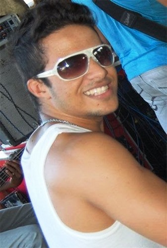 Musico baterista e percussionista.Deus não escolhe os capacitados mas capacita os escolhidos!!!