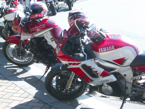 バイクが好き。オンオフ両刀遣いのどっちつかずだけど。
スバルが好き。クルマが好きな人達が一生懸命作ってるのが伝わってくるのと、シャープでスポーティな乗り味のどっちも好き。
しばじゅん(柴田淳)の歌が好き。歌詞もメロディも、ブログ等から垣間見えるキャラクターも、どれも好き♪ 響けユーフォニアムとゆるキャンも好き！
