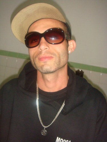 Sou um cara de bem com a vida que gosta de fazer amigos, adora música, filmes e artes e negocios.
