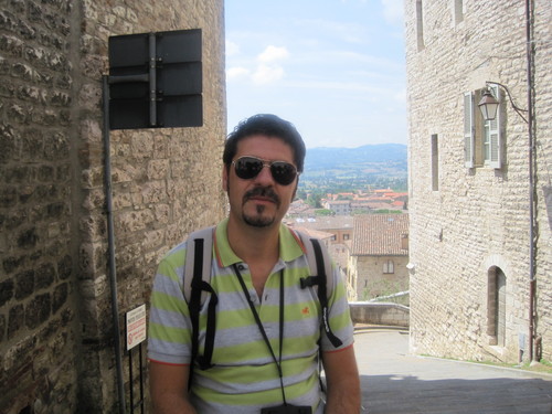 curioso, mi piace la musica, l'arte, il teatro, viaggiare....
