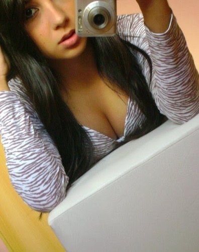 'Cheeeia de maniiiias,
.toooda deengooosa
menina bboonita ,
sabe que é 
goostoooosa ♪