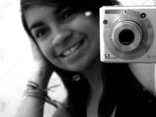 Eu sou uma menina mto feliz e adoro Muito Minha familia e amo de Todos os Meus Amigos! e claro ne ! Fã da PERLLA s2