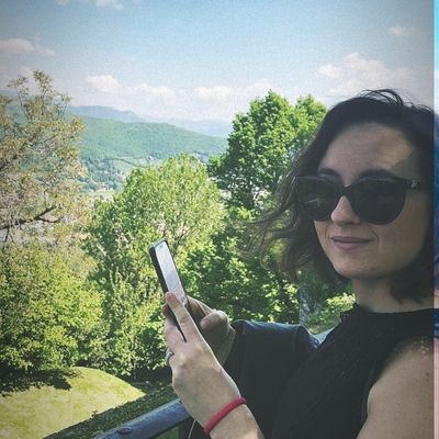 Scrivo. Scrivo tutto il tempo. Mi piace pensare che potrò diventare una scrittrice, un giorno. Ho frequentato Master Professioni e Prodotti dell'Editoria-Pavia.