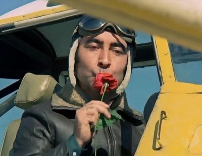 Bu sehrin derin uykuya daldığı şu anda
Bir tek ben uyanığım seni düşünürken
Hani olur ya dönersin diye bekliyorum şafakta 😍✈️