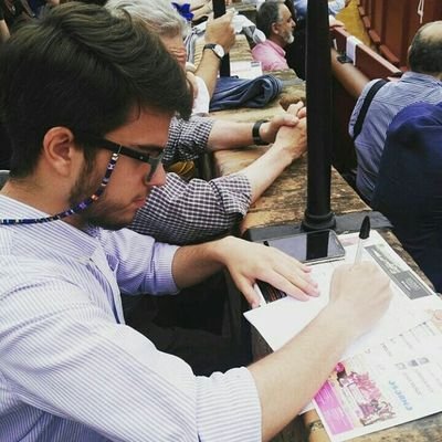 Sevillano, amante del mundo cofrade y taurino. Bético. Periodismo.