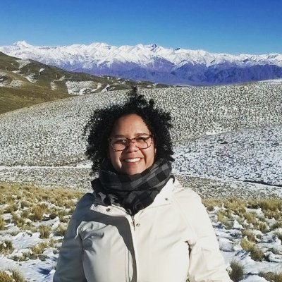 Leitora? Sim! Cinéfila? Sim! Sonolenta? Tbm. Comilona? Às vezes. Viajante? Sempre!! Insone? Só à noite. Risada Indiscreta? Imagina, isso é intriga da oposição.