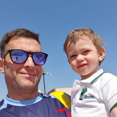 13/05/83. Atleta,Duatleta, Triatleta y ahora golfista.Pero lo más importante enamorado de @letynic y papá de Lucas.
Viviendo con ellos la vida minuto a minuto