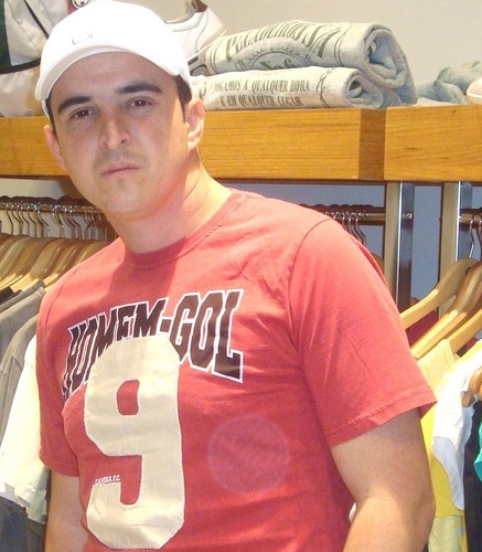 Aos 28 anos de idade e 13 de carreira, Cezareth já conquistou o seu espaço nas rádios e festas do Brasil e exterior. E tem muita novidade vindo por aí!!!