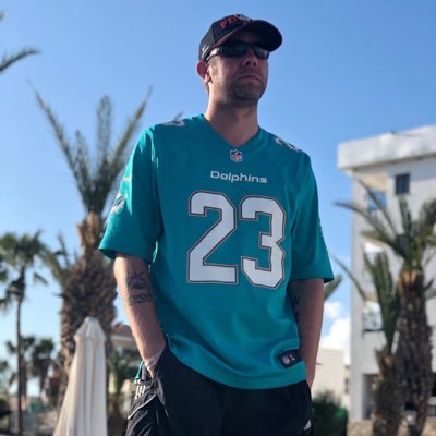 Love Southampton FC, Miami Dolphins and huge Walt Disney parks fan. Sum imagination huh?