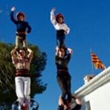 les castelleres i els castellers que fem pilars i castells per les festes majors a Ribes com a ball popular.