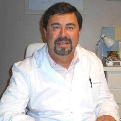 Médico cirujano. Oftalmólogo. 
              Med. Legal.
 Ex presidente Soc. Oft. MdP.  CORRENTINO de nacimiento, Marplatense por elección.