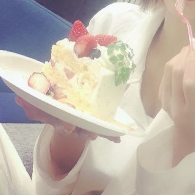 HfjZGgnUG1Cuc3p's profile picture. 18歳/浪人 もう辛いです