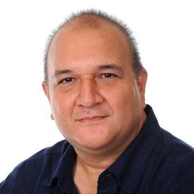 Soy voz que el viento se lleva,
soy palabra que se olvida,
soy versos que lanza al aire
un tal José Luis Mejía.
