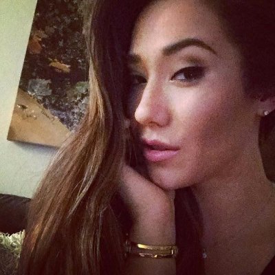 Célibataire et je suis une femme ouverte et fidèle. J'aime pas les hommes avares