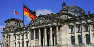 (Bundesverfassungsgericht) Karlsruhe'de, Grundgesetz'e göre 1951'de kurulmuş en yüksek dereceli Almanya Federal Mahkemesi'dir.