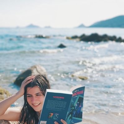 Caroline, 28 ans. Je lis. Divulgâcheuse pro. Prof.