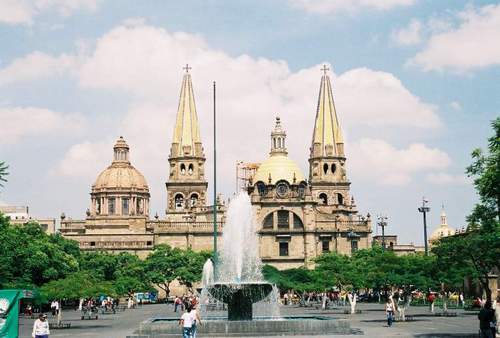 La ciudad de Guadalajara es la capital del estado de Jalisco.Guadalajara se caracteriza por sus atractivos culturales y por la hospitalidad de su gente.