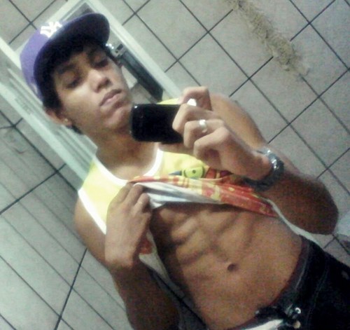 Tenho 15 anos :)
Estado civil: solteiro! :)
gosto de ficar no msn , orkut e twitter, editar fotos e etc.
FOLLOW ME?