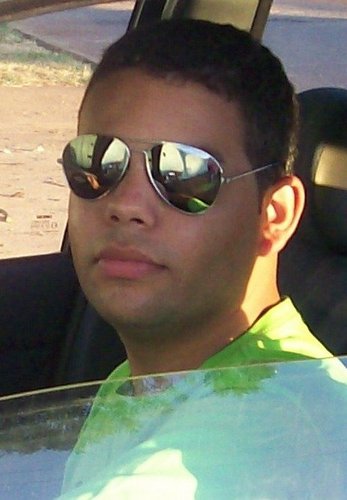 Um bom moço acredito, acredito em Jesus Cristo e creio no amor e na verdade do ser humano. Sou tederminado e luto pelos meus objetivos sem derrubar o proximo.