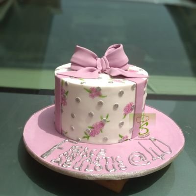 Custom made cakes with a delightful bite🎂🍰🥧🍞