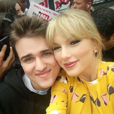 French Swiftie 🇫🇷 | 25/05/19💕💕 | Eras Tour Los Angeles N3 N6🩵/ Paris N1 💙/ Stockholm N2 N3 💛/ London N2 N3 ❤️/ Dublin N1 N2 💚/ Warsaw N2 🤍