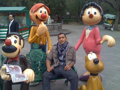 soy un chavo super alegre y divertido y me gusta vivir la vida al maximo xq solo se vive una ves