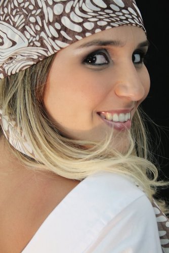 Encantada por música, livros (alguns tipos), moda e por jeitinhos especiais de ser! o que tem valor? Tudo que me FAZ ser EU mesma, com meus gostos e gestos...