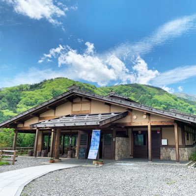 東山道（とうさんどう）・園原ビジターセンターはゝき木館（ははきぎかん）は、園原の里の案内や園原に関連した展示を行うミニ資料館です。 季節ごとの企画展なども行っています。 カフェ「ほうきの木」も併設し、南アルプスを眺めながら喫茶も楽しめます。 園原来訪時には、ぜひお立ち寄りください。阿智セブンサミットの認定もこちらです！