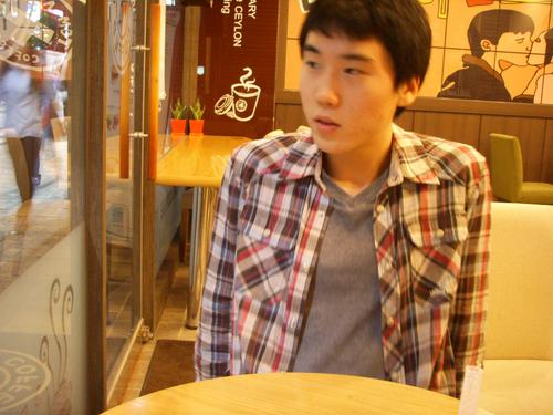 안녕하세요! 사진,영화,시,맛집 우리집 강아지 괴롭히기..등등을 좋아하는 23살 부산 남자입니다^^ 방가워요!