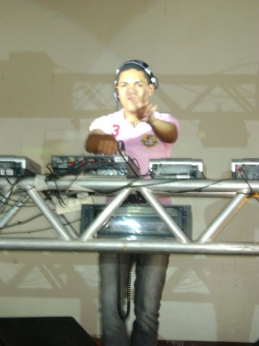 Com um som ímpar, vem a cada dia supreendendo quando entra em uma pista de dança com house tribal, um som verdadeiramente fritante.