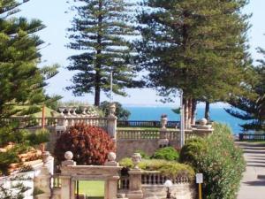 Wake up to the sounds of the ocean.Short term accommodation in Cottesloe/Fremantle.
Interests- Wine, Food and Travel.