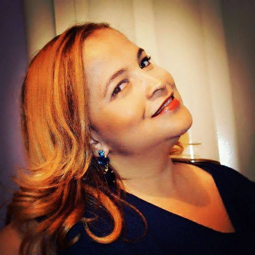 Jornalista, locutora, cantora que ama gastronomia e fotografia.