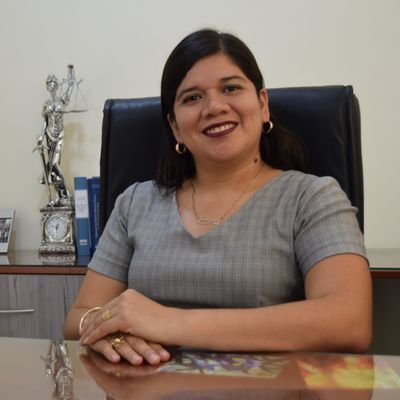 Abogada por vocación. Empresaria por decisión. Fiel creyente de dar a cada uno lo suyo.