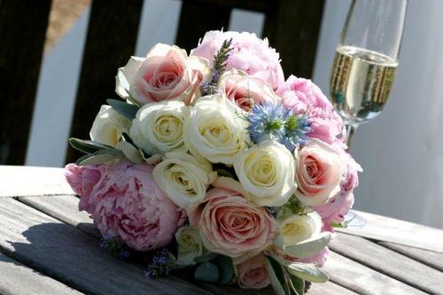 lupinandco's profile picture. Semi-pro wedding and events florist with a day job in PR... oh, and seven year old twins to keep me busy