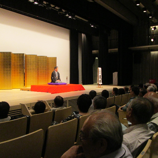 落語の祖 安楽庵策伝ゆかりの岐阜市で1970年から続く「岐阜落語を聴く会」の代表世話人をやっています。年4回、噺家さんを招いています。 第209回例会は9月20日の「桂まん我独演会」です。090-8457-4123(事務局) 「策伝大賞」にも発足以来関わっています。学校で落語講座もやってます。本業は富有柿農家。