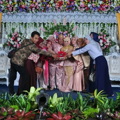 Tidak pernah serius kecuali dalam urusan mencintaimu dan tak pernah main main soal ngopy tugas.
