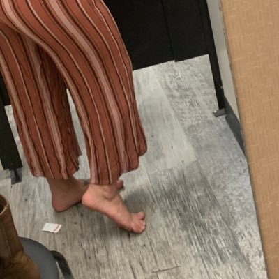 Willing to sell pictures of feet.🦶🏼 please DM me 💕