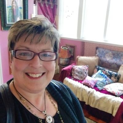 Mom of twins, loves Tom Hardy, True Blood, The Walking Dead, Game of Thrones, Outlander and Aerosmith. Dedicated MOYERIST.