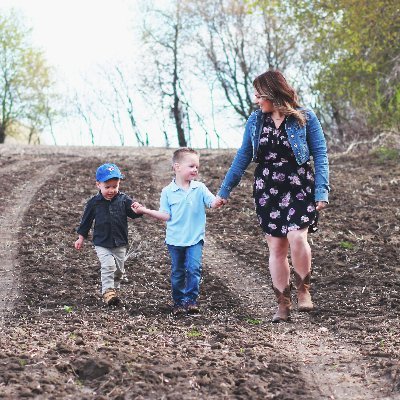 Small town girl ❤
Mom of 2 💙💙
Wife for life 💑
👇 Mom blogger fueled with sarcasm & parenting fails