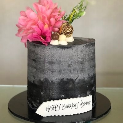 We make yummy and beautiful cake that leaves you wanting for more,our cakes are made with premium ingredients, passion and ❤️😍. IG: @aishacakes_