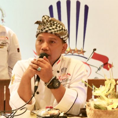 Ketua Umum Perkumpulan Chef Profesional Indonesia (PCPI)Owner Quien Manda PKC, PT. Lima Pilar Boga, Chef Kuliner Nusantara TVRI..jangan lupa Follow dan retweet